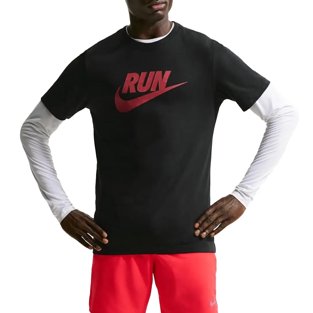Camiseta masculina Nike preta com design esportivo e detalhes em vermelho